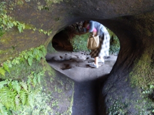 滝の裏に洞穴