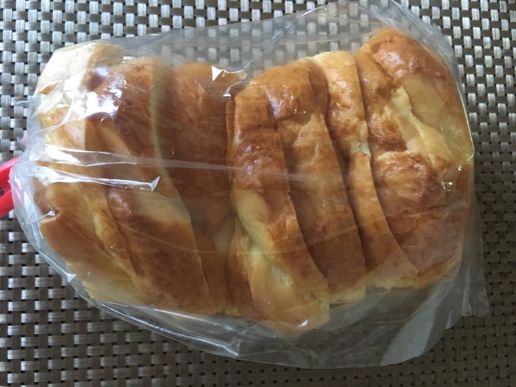 ホテルブレッドと売ってる街のパン屋の食パンです。